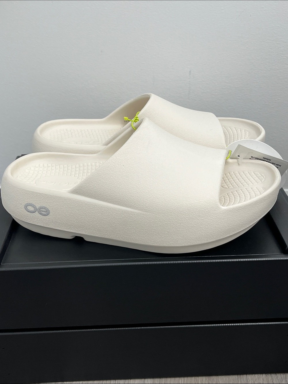Oofos Ooahh plus + chalk slides sandals women’s size 7 men’s 5 new